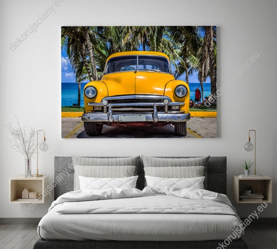 Wizualizacja obrazu z żółtym retro samochodem amerykańskim zaparkowanym pod palmami na Kubie. Obraz do pokoju dziennego, młodzieżowego, sypialni, salonu, biura, gabinetu, przedpokoju i jadalni.