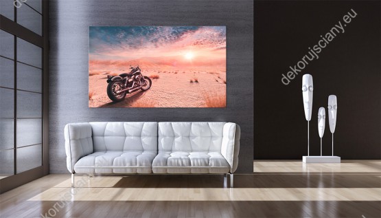 Wizualizacja obrazu przedstawiający motocykl na pustyni oświetlony promieniami zachodzącego słońca. Obraz do pokoju dziennego, młodzieżowego, sypialni, salonu, biura, gabinetu, przedpokoju i jadalni.