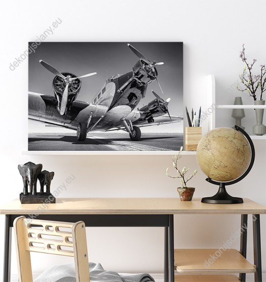 Wizualizacja, czarno-biały obraz przedstawiający samolot retro na płycie lotniska. Obraz do pokoju młodzieżowego, biura, sypialni, pokoju dziennego, gabinetu.