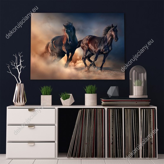 Wizualizacja obrazu do pokoju dziennego, dziecięcego, młodzieżowego, sypialni, salonu, biura, gabinetu, przedpokoju i jadalni przedstawiający dwa konie galopujące wśród piasków pustyni.