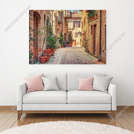 Wizualizacja obrazu przedstawiająca spokojną uliczkę ozdobioną kwiatami, w rejonie Toskanii we Włoszech. Obraz do pokoju dziennego, młodzieżowego, sypialni, biura, salonu, gabinetu, przedpokoju i jadalni.
