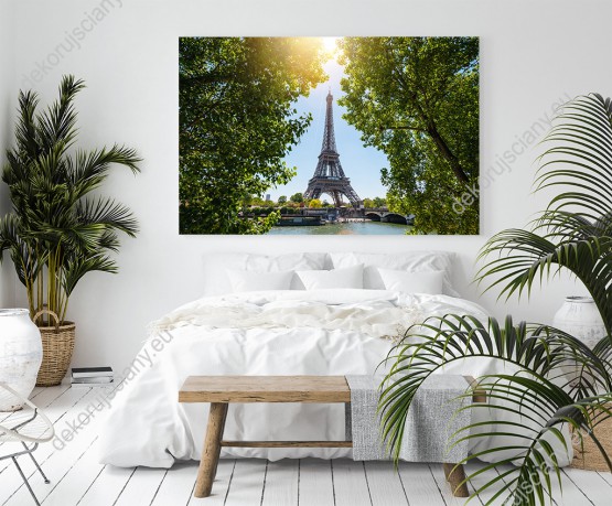 Wizualizacja, piękny obraz z widokiem na Wieżę Eiffla nad rzeką Seine, wśród zielonych drzew, w Paryżu. Obraz do salonu, pokoju dziennego, gabinetu, biura, sypialni, przedpokoju.