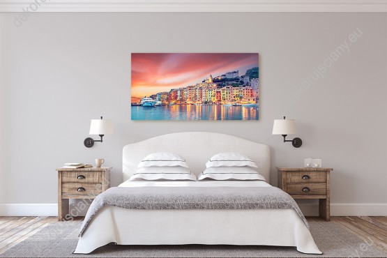 Wizualizacja obrazu z widokiem na krajobraz Włoskiego portu Porto Venere skąpany w malowniczych kolorach zachodzącego słońca. Obraz do pokoju dziennego, sypialni, salonu, biura, gabinetu, przedpokoju i jadalni.