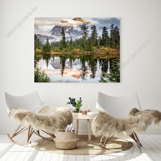 Wizualizacja obrazu z widokiem na wysokie góry wśród gęstych chmur, iglasty las i jezioro Shuksan w USA. Taki obraz sprawdzi się świetnie w salonie, jadalni, sypialni, biurze.