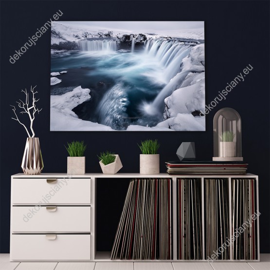 Wizualizacja obrazu w zimowym klimacie przedstawia wspaniały, ośnieżony wodospad bogów, Godafoss na Islandii. Obraz do pokoju dziennego, sypialni, salonu, biura, gabinetu, przedpokoju i jadalni.
