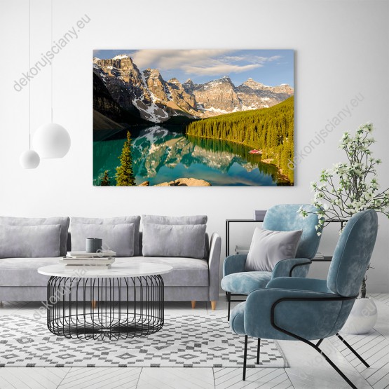 Wizualizacja obrazu z widokiem na jezioro Moraine i szczyty górskie w Park Narodowy Banff, w Kanadzie. Obraz przeznaczony do salonu, sypialni, pokoju młodzieżowego, gabinetu czy biura.