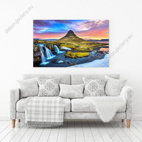 Wizualizacja obrazu z widokiem na krajobraz wodospadu na Islandii i góry Kirkjufell w pięknej scenerii wschodzącego słońca. Obraz do pokoju dziennego, sypialni, salonu, biura, gabinetu, przedpokoju i jadalni.