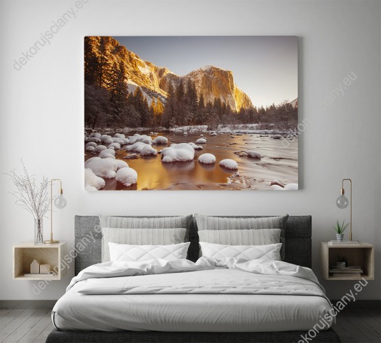 Wizualizacja obrazu ze wschodem słońca w Parku Narodowym Yosemite, w USA. Góry, las, rzeka i topniejący śnieg będą ładnie prezentować się na ścianie sypialni, salonu, pokoju młodzieżowego, biura, czy gabinetu.