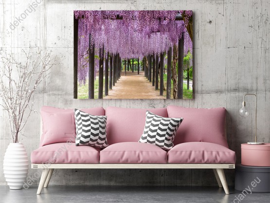 Wizualizacja obrazu z widokiem alei wzdłuż, której rosną pnącza Wisterii Glicyni w kolorze fioletowym. Obraz przeznaczony do sypialni, salonu, gabinetu, biura, pokoju młodzieżowego.