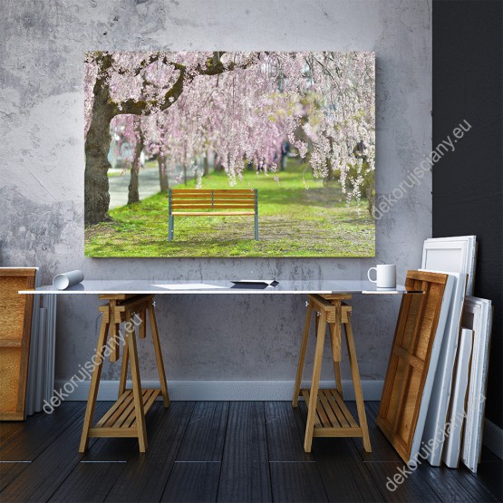 Wizualizacja obrazu w wiosennym klimacie z widokiem na ławkę stoją pod cudownym, kwitnącym drzewem wiśni (Sakura) w Japonii. Obraz do pokoju dziennego, sypialni, salonu, biura, gabinetu, przedpokoju i jadalni.