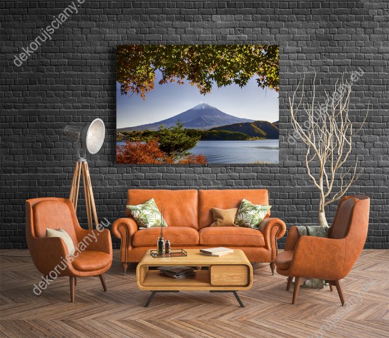 Wizualizacja obrazu z widokiem na jesienny krajobraz z widokiem na jezioro Kawaguchi i górę Fuji w Japonii. Obraz do pokoju dziennego, sypialni, salonu, biura, gabinetu, przedpokoju i jadalni.