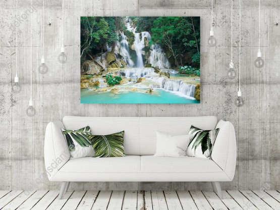 Wizualizacja obrazu z widokiem wodospadu, gór i zielonego lasu w Laos. Obraz do pokoju dziennego, sypialni, biura, salonu, pokoju młodzieżowego.