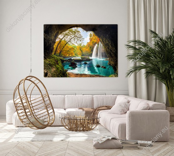 Wizualizacja obrazu w jesiennej aurze przedstawia widok z jaskini na wodospad Heo Suwat i drzewa w jesiennych barwach w Parku Narodowym Khao Yai w Tajlandii. Obraz do pokoju dziennego, sypialni, salonu, biura, gabinetu, przedpokoju i jadalni.
