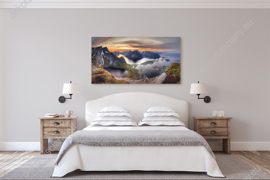 Wizualizacja obrazu z widokiem na malowniczy krajobraz gór i fiordów Norwegii o zachodzie słońca. Obraz do pokoju dziennego, sypialni, salonu, biura, gabinetu, przedpokoju i jadalni.