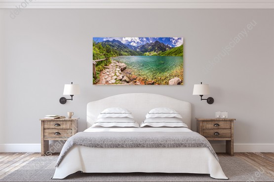 Wizualizacja obrazu panoramy gór, lasów i turkusowego jeziora sprawdzi się na ścianie w dużym i małym pomieszczeniu, sypialni, salonu, przedpokoju, gabinecie, biurze. Miejsce - Tatry.