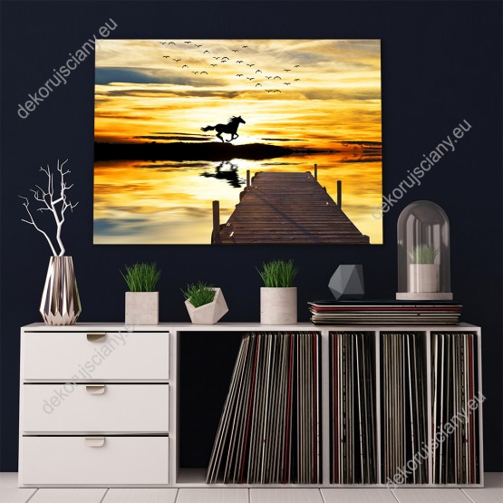 Wizualizacja obrazu z widokiem na konia galopującego w wodzie, w złotym świetle wschodzącego słońca. Obraz do pokoju dziennego, sypialni, salonu, biura, gabinetu, przedpokoju i jadalni.