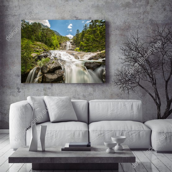 Wizualizacja obrazu z widokiem na rwący, górski wodospad w Pirenejach otoczony zielonymi drzewami. Obraz do pokoju dziennego, sypialni, salonu, biura, gabinetu, przedpokoju i jadalni.