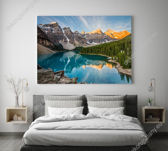 wizualizacja obrazu z widokiem na malownicze jezioro Moraine położone wśród górskich szczytów w Parku Narodowym Banff, w Kanadzie. Obraz do pokoju dziennego, sypialni, salonu, biura, gabinetu, przedpokoju i jadalni.