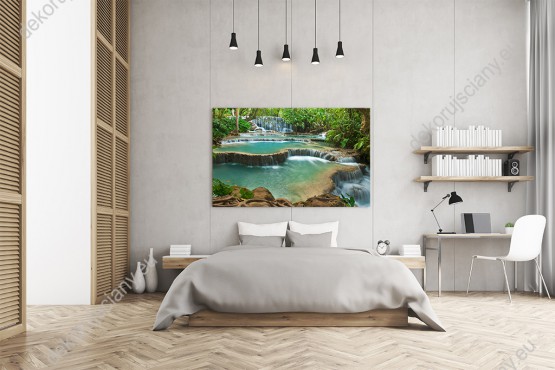 Wizualizacja obrazu do pokoju młodzieżowego, salonu, sypialni, pokoju dziennego, gabinetu, biura, przedpokoju, Obraz przedstawia turkusowy wodospad w środku zielonego lasu. Miejsce - Kuang Si Waterfall, Luang prabang, Laos.