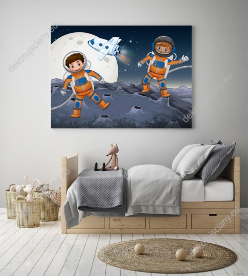 Wizualizacja obrazu do pokoju dziecięcego z motywem kosmosu. Dwóch małych astronautów spacerujących po obcej planecie na tle z Księżycem i lecącą rakietą kosmiczną.