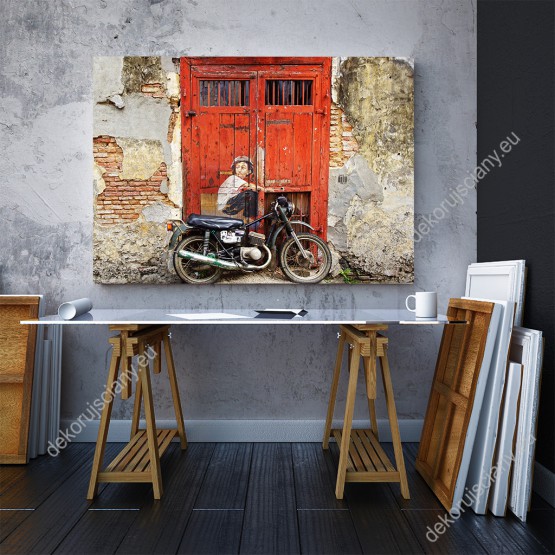 Wizualizacja obrazu przedstawia motocyklistę siedzącego na motorze, na tle starych, czerwonych drzwi. Obraz do pokoju dziennego, młodzieżowego, sypialni, salonu, biura, gabinetu, przedpokoju i jadalni.