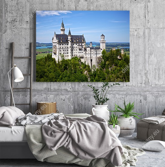 Wizualizacja obrazu z widokiem na biały zamek Neuschwanstein w Niemczech, na tle błękitnego nieba. Obraz do pokoju dziennego, sypialni, salonu, biura, gabinetu, przedpokoju i jadalni