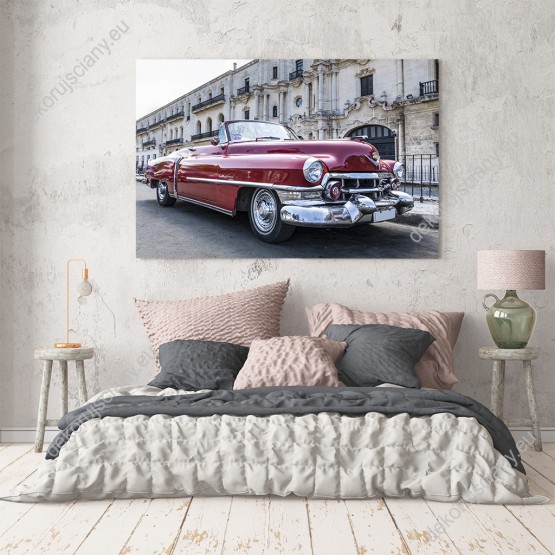Wizualizacja obrazu przedstawiający zabytkowy, czerwony samochód jadący po ulicach Hawany, na Kubie. Obraz do pokoju dziennego, sypialni, salonu, biura, gabinetu, przedpokoju.