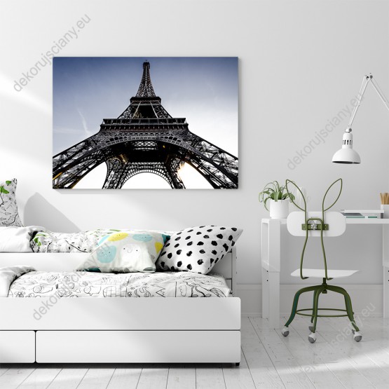 Wizualizacja obrazu z wieżą Eiffla w Paryżu widzianą od dołu. Obraz do pokoju dziennego, sypialni, salonu, biura, gabinetu, przedpokoju i jadalni.