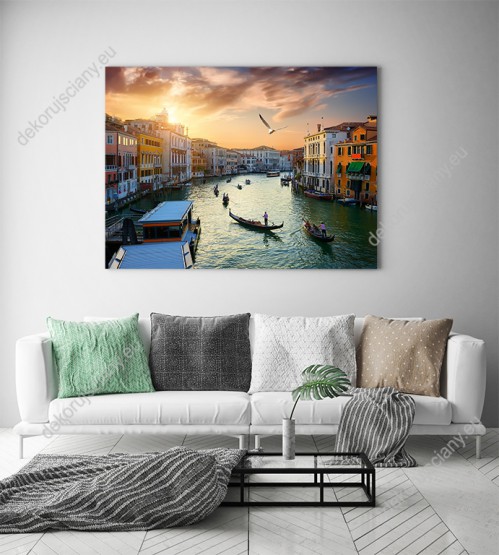 Wizualizacja obrazu z widokiem na Wenecję o zachodzie słońca, Kolorowe domy i pływające gondole. Obraz do sypialni, salonu, pokoju dziennego, biura, gabinetu, przedpokoju.