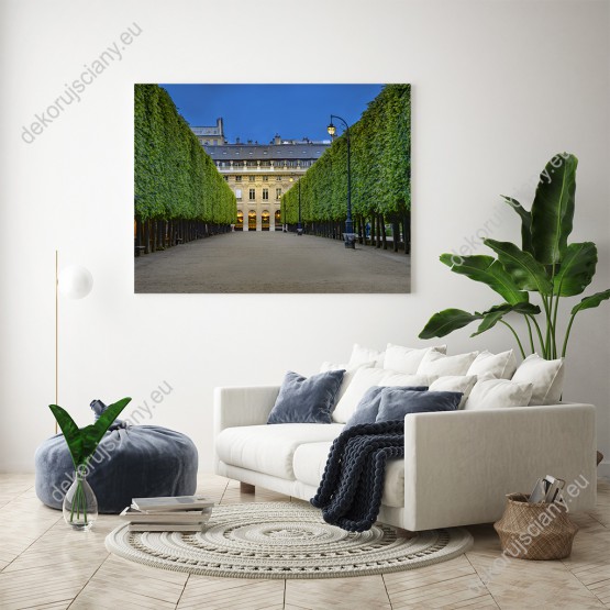 Wizualizacja obrazu z widokiem na pałac Królewski Palais Royal w Paryżu i prowadzącą do niego aleją drzew.  Obraz do pokoju dziennego, sypialni, salonu, biura, gabinetu, przedpokoju i jadalni.