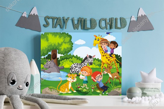 Wizualizacja obrazu do pokoju dziecięcego, przedstawiająca dzieci bawiące się ze zwierzętami.