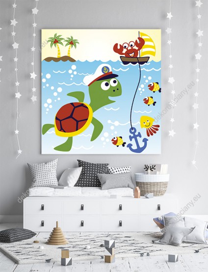 Wizualizacja obrazu do pokoju dziecięcego przedstawiająca żółwia w marynarskiej czapce i ryby oraz raka płynącego małą łódeczką po wodzie.