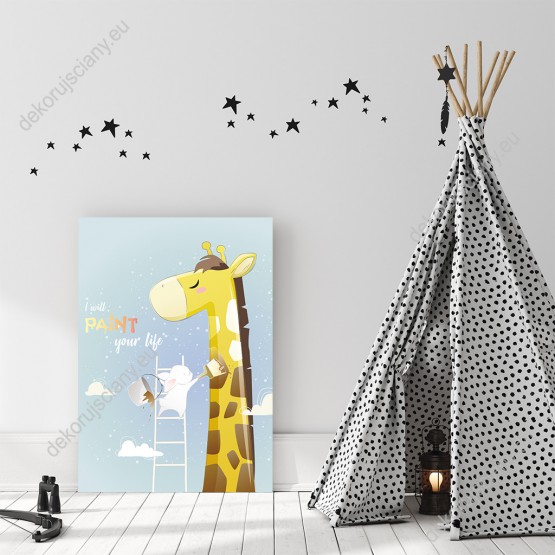 Wizualizacja obrazu do pokoju dziecięcego przedstawiająca królika na drabinie malującego farbami żyrafę, na tle nieba i chmur.