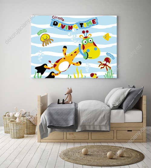 Wizualizacja obrazu do pokoju dziecięcego z wesołą żyrafą nurkującą w oceanie z rybami i ośmiornicami.
