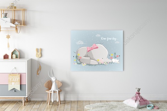 Wizualizacja obrazu do pokoju dziecięcego ze słodkim słoniem i króliczkiem śpiącymi na kwiatowej łące, na delikatnym niebieskim tle.