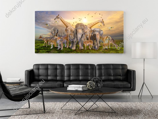 Wizualizacja obrazu z motywem zwierząt afrykańskich. Słonie, żyrafy, tygrysy, ptaki i antylopy opromienione blaskiem słońca. Obraz do pokoju dziennego, sypialni, salonu, biura, gabinetu, przedpokoju i jadalni.