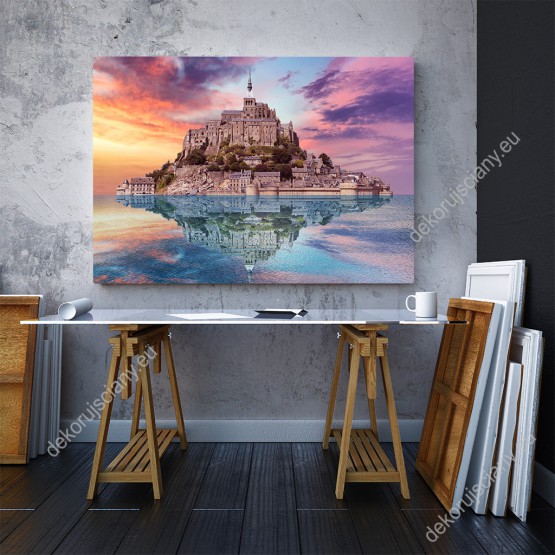 Wizualizacja obrazu do pokoju dziecięcego, dziennego, młodzieżowego, salonu, sypialni, biura. Obraz przedstawia piękny widok na Wzgórze Świętego Michała (Mont Saint-Michel) odbijające się w wodzie, w barwach zachodzącego słońca.