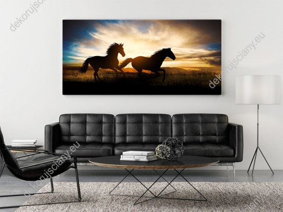 Wizualizacja obrazu do pokoju dziennego, młodzieżowego, dziecięcego, salonu, sypialni, biura przedstawiająca konie galopujące o zachodzie słońca.