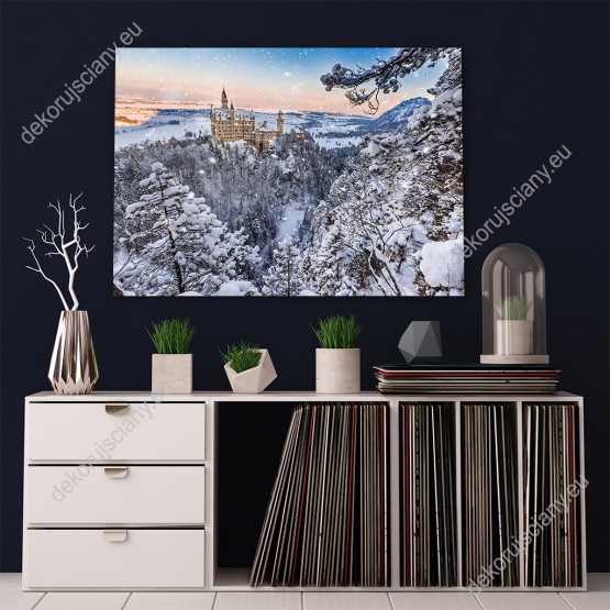 Wizualizacja obrazu z widokiem na zamek Neuschwanstein w zimowej scenerii, wśród ośnieżonych drzew i padającego śniegu. Obraz do pokoju dziennego, sypialni, salonu, biura, gabinetu, przedpokoju i jadalni.