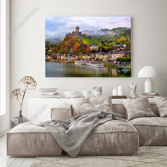 Wizualizacja obrazu z jesienna aurą, z widokiem na górskie miasto i zamek Cochem położone nad rzeką Mozelą w Niemczech. Obraz do sypialni, salonu, pokoju dziennego, biura, gabinetu, przedpokoju, jadalni.