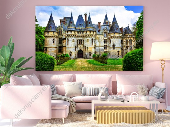 Wizualizacja obrazu z widokiem na wspaniały, piękny zabytkowy zamek we Francji otoczony zielenią. Obraz do pokoju dziennego, sypialni, salonu, biura, gabinetu, przedpokoju i jadalni.