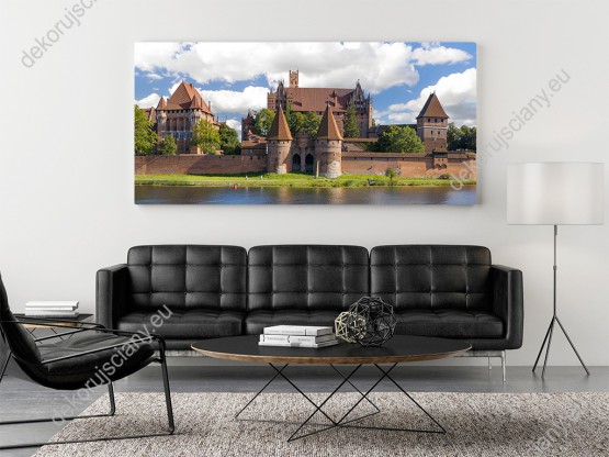 Wizualizacja obrazu z widokiem na piękny zamek w Malborku, położony nad rzeką Nogat. Obraz do sypialni, salonu, pokoju dziennego, biura, gabinetu, przedpokoju, jadalni.