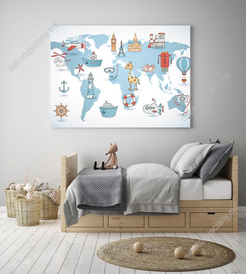 Wizualizacja obrazu do pokoju dziecięcego z niebieską mapą świata, środkami transportu i elementami podróżniczymi, na białym tle.