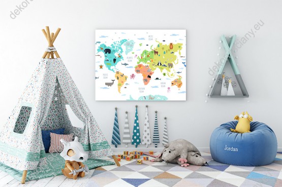 Wizualizacja obrazu do pokoju dziecięcego przedstawiająca kolorową mapę świata z różnymi zwierzętami ze wszystkich kontynentów, na białym tle.