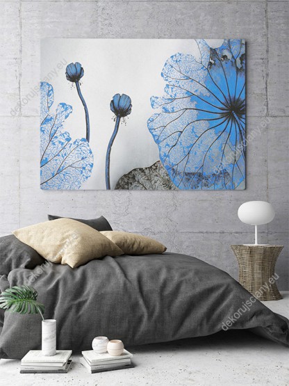 Wizualizacja obrazu z widokiem na delikatne, niebieskie kwiaty w abstrakcyjnej odsłonie, na szarym tle. Obraz do pokoju dziennego, biura, salonu, sypialni, gabinetu, przedpokoju i jadalni.