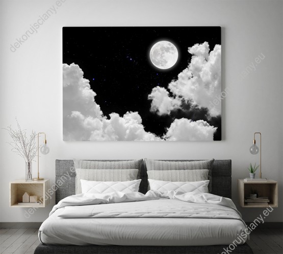 Wizualizacja obrazu do pokoju dziennego, młodzieżowego, biura, salonu, sypialni. Obraz przedstawia jaśniejący Księżyc w pełni i chmury, na tle ciemnego, rozgwieżdżonego, nocnego nieba.