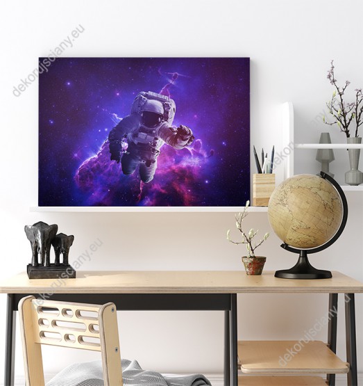 Wizualizacja obrazu z astronautą w przestrzeni kosmicznej w odcieniu purpury. Obraz na ścianę do pokoju dziennego, młodzieżowego, salonu, sypialni, biura, gabinetu, przedpokoju.