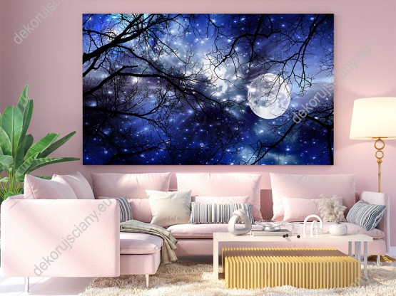 Wizualizacja obrazu do pokoju dziennego, młodzieżowego, dziecięcego, salonu, sypialni, biura. Piękny obraz z widokiem na błyszczący księżyc w pełni i rozgwieżdżone nocne niebo między gałęziami drzew.