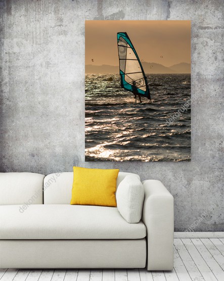 Wizualizacja obrazu windsurfingowca o zachodzie słońca. Obraz na ścianę do pokoju dziennego, salonu, sypialni, biura, gabinetu, przedpokoju.