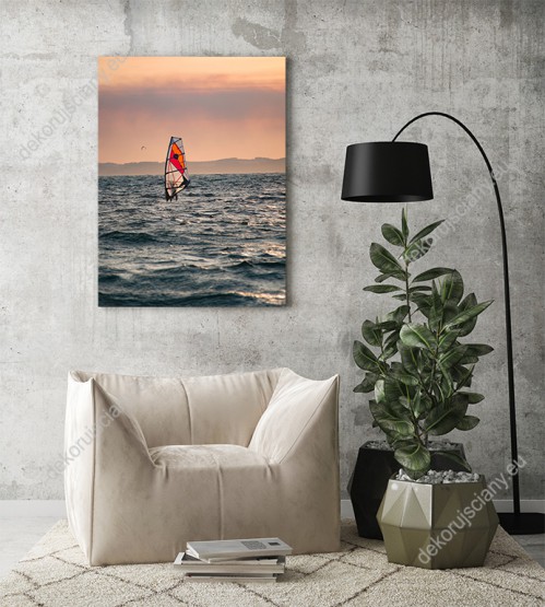 Wizualizacja obrazu przedstawia windsurfing na wzburzonych falach o zachodzie słońca. Obraz na ścianę do pokoju dziennego, salonu, sypialni, biura, gabinetu, przedpokoju.